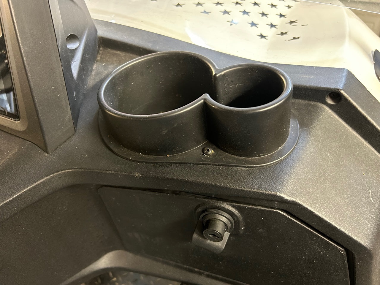 DUAL CUP HOLDER, PASSENGER SIDE, IN DASH, 2025 V